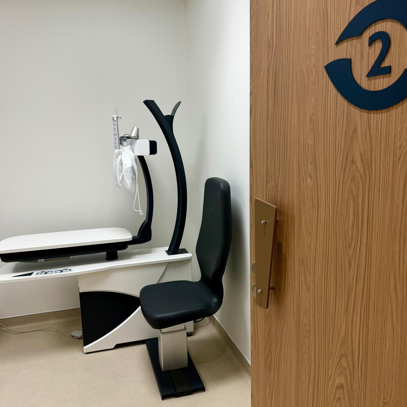 Box de consultation ophtalmologique équipé